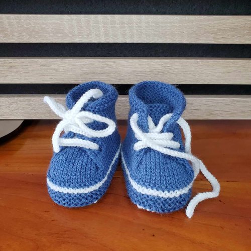 Chaussons baskets bleu aviateur tricotés à la main en laine pour bébé - 0/3 mois