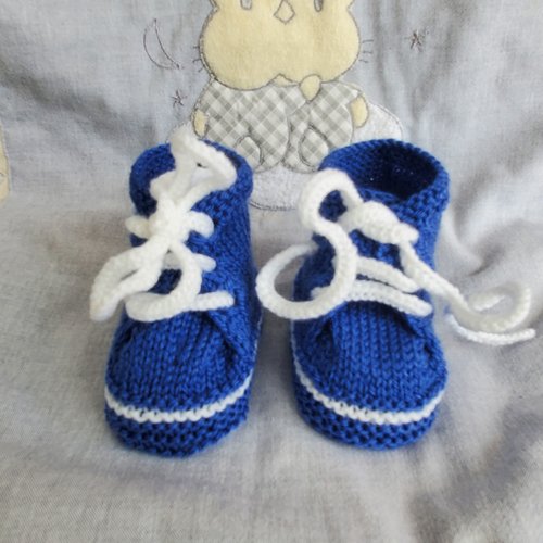 Chaussons baskets bleu océan tricot fait main en laine layette pour bébé de 3 à 6 mois