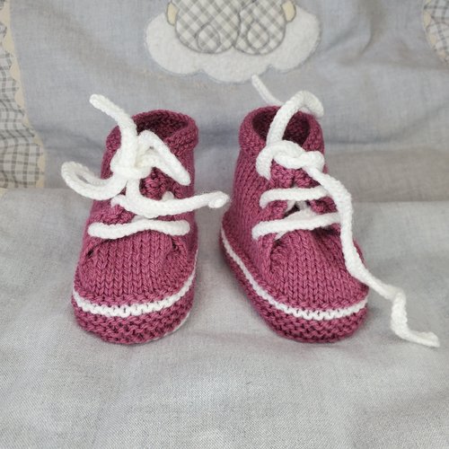 Chaussons baskets lie de vin tricot fait main en laine layette pour bébé de la naissance à 3 mois