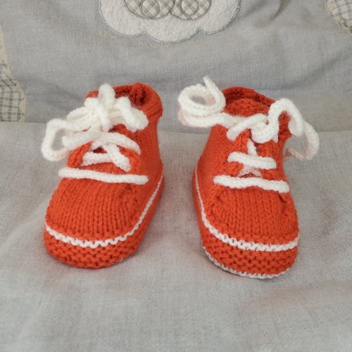 Chaussons baskets rouge vermillon, laine layette, tricot fait main, bébé de 0 à 3 mois