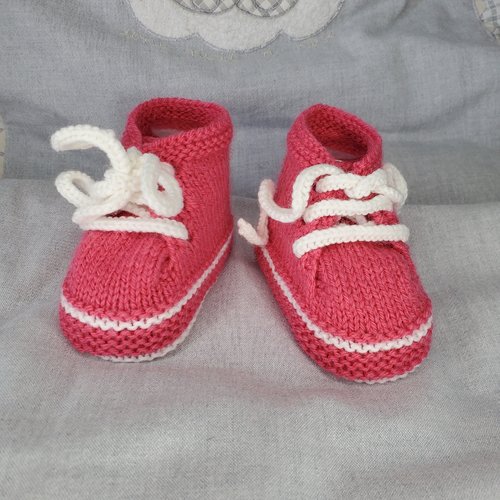 Chaussons baskets rose groseille, laine layette, tricot fait main, bébé de 0 à 3 mois