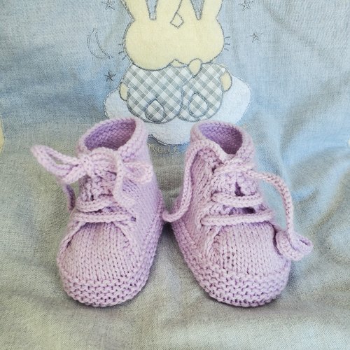 Chaussons baskets rose parme tricotés à la main en laine pour bébé - 0/3 mois