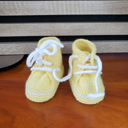 Chaussons baskets jaune pollen tricot fait main en laine layette pour bébé de la naissance à 3 mois