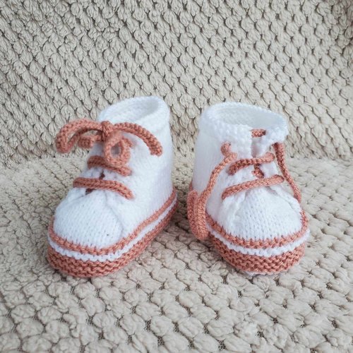 Chaussons baskets blanc et rose des sables, laine layette, tricot fait main, bébé de 0 à 3 mois