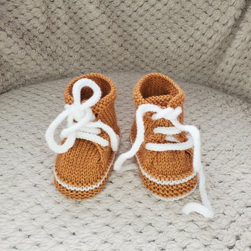 Chaussons baskets marron caramel, laine layette, tricot fait main, bébé de 0 à 6 mois