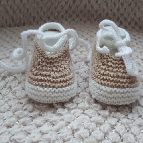 Chaussons ballerines avec cordon beige dune en laine spéciale layette et tricotée à la main pour bébé - taille 0 à 3 mois