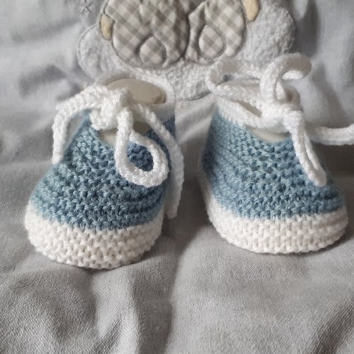 Chaussons ballerines avec cordon bleu ciel en laine spéciale layette et tricotée à la main pour bébé - taille 0 à 3 mois