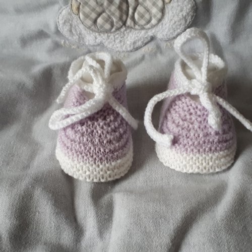 Chaussons ballerines avec cordon rose parme en laine spéciale layette et tricotée à la main pour bébé - taille 0 à 3 mois