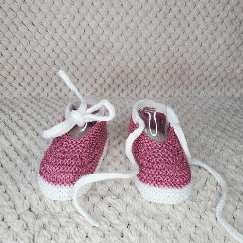 Chaussons ballerines avec cordon rose bruyère en laine spéciale layette et tricotée à la main pour bébé - taille 0 à 3 mois