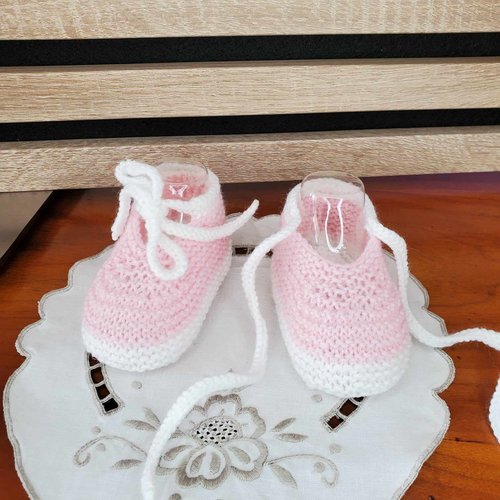 Chaussons ballerines avec cordon rose en laine spéciale layette et tricotée à la main pour bébé - taille 0 à 3 mois