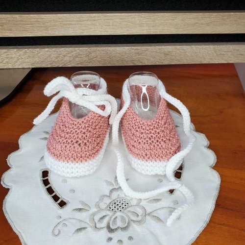 Chaussons ballerines avec cordon rose des sables en laine spéciale layette et tricotée à la main pour bébé - taille 0 à 3 mois