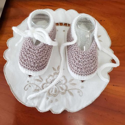 Chaussons ballerines avec cordon biche en laine spéciale layette et tricotée à la main pour bébé - taille 0 à 3 mois