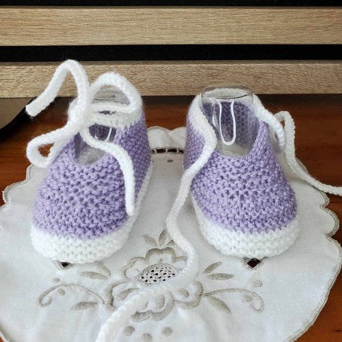 Chaussons ballerines avec cordon lilas en laine spéciale layette et tricotée à la main pour bébé - taille 0 à 3 mois