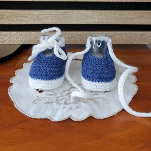Chaussons ballerines avec cordon bleu aviateur en laine spéciale layette et tricotée à la main pour bébé - taille 0 à 3 mois