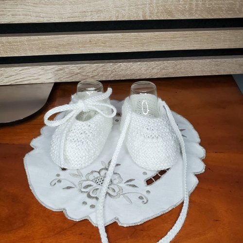 Chaussons ballerines avec cordon blanc en laine spéciale layette et tricotée à la main pour bébé - tailles 0 à 3 mois et 3 à 6 mois