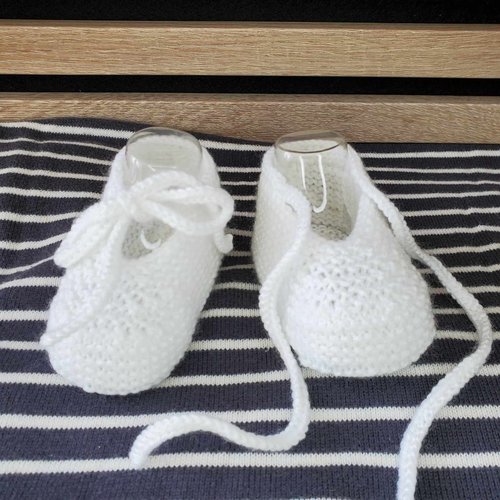 Chaussons ballerines avec cordon blanc en laine spéciale layette et tricotée à la main pour bébé - taille 0 à 3 mois