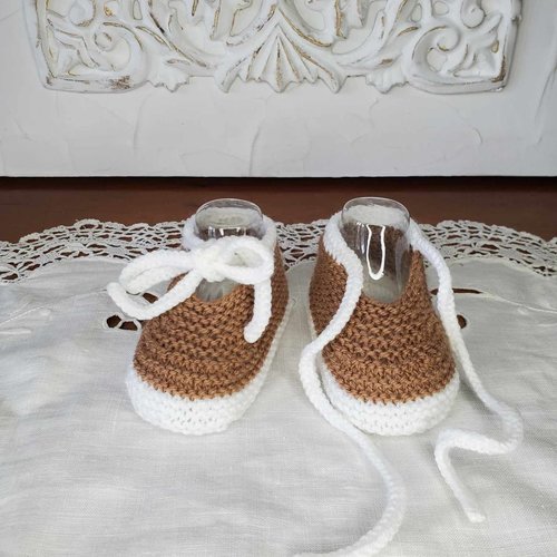 Chaussons ballerines avec cordon marron cappuccino en laine spéciale layette et tricotée à la main pour bébé - taille 0 à 3 mois