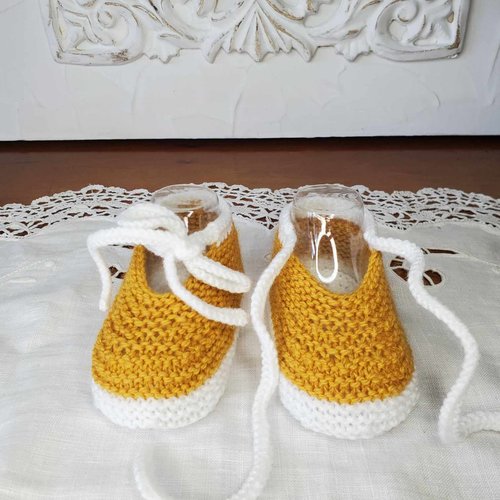 Chaussons ballerines avec cordon golden or en laine spéciale layette et tricotée à la main pour bébé - taille 0 à 3 mois