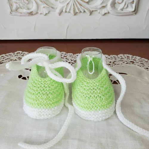 Chaussons ballerines avec cordon vert anis en laine spéciale layette et tricotée à la main pour bébé - taille 0 à 3 mois
