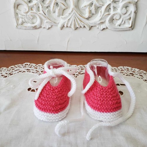 Chaussons ballerines avec cordon rose berlingot en laine spéciale layette et tricotée à la main pour bébé - taille 0 à 3 mois