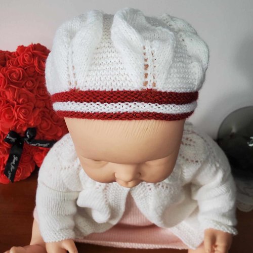Béret pour bébé blanc et rouge cerise en laine spéciale layette et tricoté à la main, taille 0-3 mois