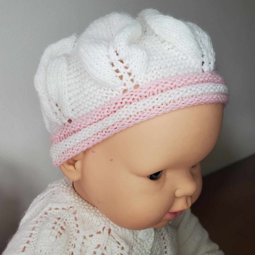 Béret pour bébé blanc et rose en laine spéciale layette et tricoté à la main, taille 0-3 mois