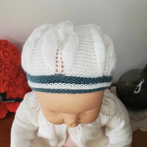 Béret pour bébé blanc et vert paon en laine spéciale layette et tricoté à la main, taille 0-3 mois