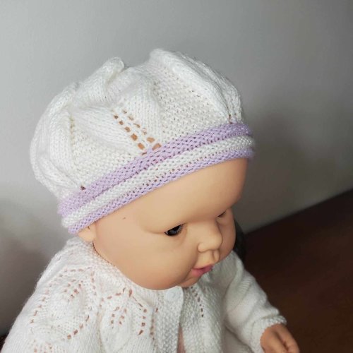 Béret pour bébé blanc et parme en laine spéciale layette et tricoté à la main, taille 0-3 mois