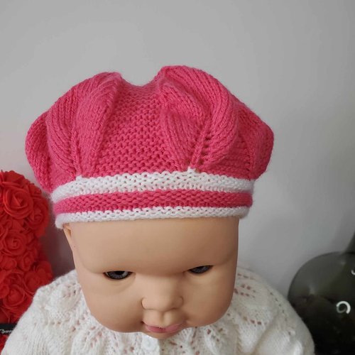 Béret pour bébé rose berlingot et blanc en laine spéciale layette et tricoté à la main, taille 0-3 mois
