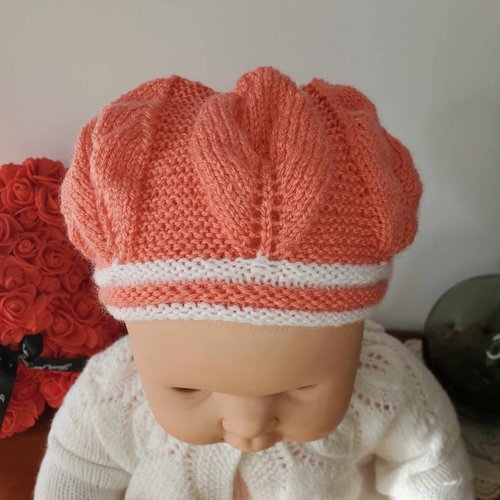 Béret pour bébé rose oeillet et blanc en laine spéciale layette et tricoté à la main, taille 0-3 mois