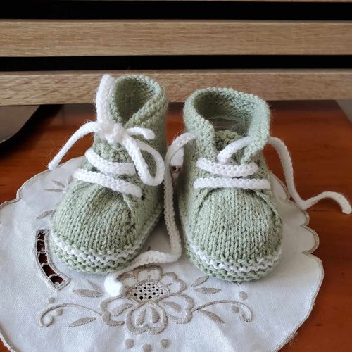 Chaussons baskets vert tilleul tricotés à la main en laine pour bébé - de la taille prématurée à 6 mois