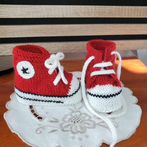 Chaussons baskets style "converse" rouge cerise, laine spéciale layette, tricot fait main, taille 0-3 mois