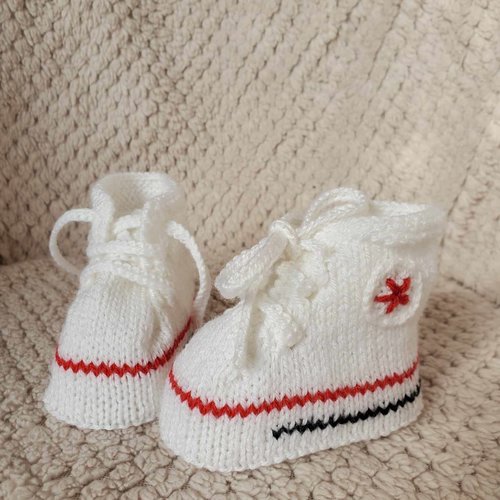 Chaussons baskets style "converse" blanche, laine spéciale layette, tricot fait main, taille 0-3 mois