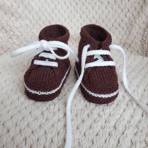 Chaussons baskets marron chocolat, laine layette, tricot fait main, bébé de 0 à 3 mois
