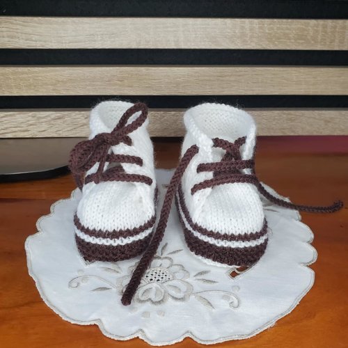 Chaussons baskets blanc et marron chocolat en laine spéciale layette et tricotée à la main, taille 0-3 mois