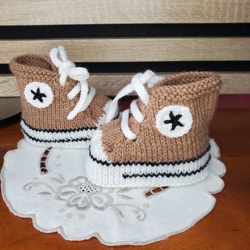 Chaussons baskets style "converse" marron cappuccino, laine spéciale layette, tricot fait main, taille 0-3 mois