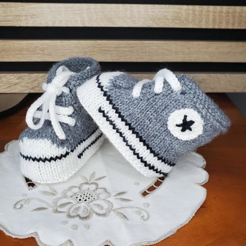 Chaussons baskets style "converse" gris flanelle, laine spéciale layette, tricot fait main, taille 0-3 mois
