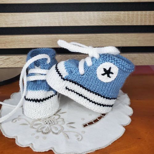 Chaussons baskets style "converse" bleu faïence, laine spéciale layette, tricot fait main, taille 0-3 mois