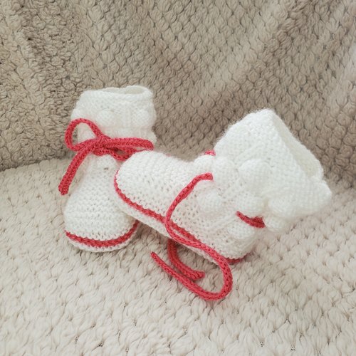 Chaussons boules blanc et rose groseille en laine spéciale layette et tricotée à la main pour bébé - taille 0 à 3 mois