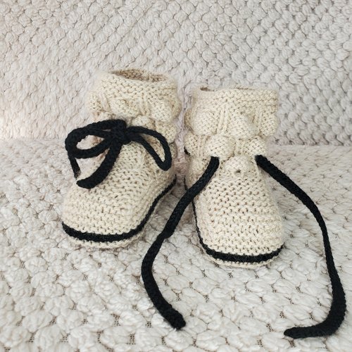 Chaussons boules beige lin et noire en laine spéciale layette et tricotée à la main pour bébé - taille 0 à 3 mois
