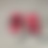 Chaussons boules rose groseille et noir en laine spéciale layette et tricotée à la main pour bébé - taille 0 à 3 mois