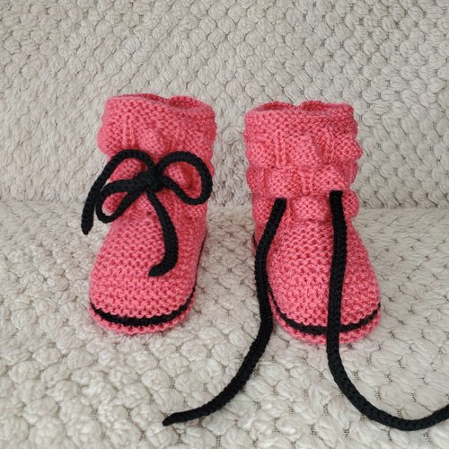Chaussons boules rose groseille et noir en laine spéciale layette et tricotée à la main pour bébé - taille 0 à 3 mois