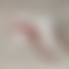 Chaussons boules blanc et rouge cerise en laine spéciale layette et tricotée à la main pour bébé - taille 0 à 3 mois