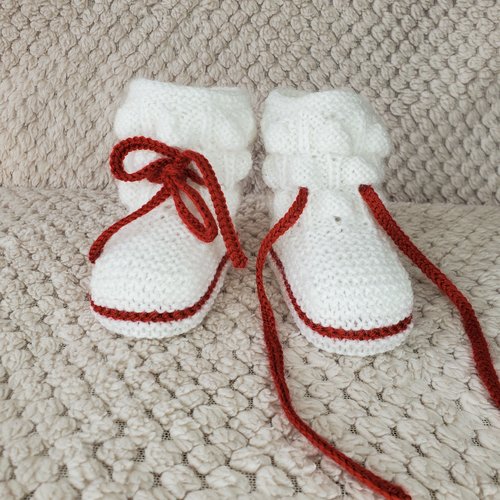 Chaussons boules blanc et rouge cerise en laine spéciale layette et tricotée à la main pour bébé - taille 0 à 3 mois