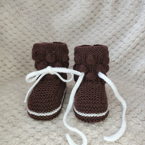 Chaussons boules marron chocolat et blanc en laine spéciale layette et tricotée à la main pour bébé - taille 0 à 3 mois