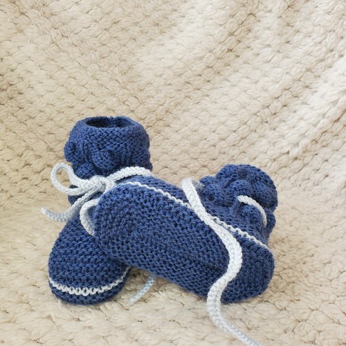 Chaussons boules bleu aviateur et gris en laine spéciale layette et tricotée à la main pour bébé - taille 0 à 3 mois