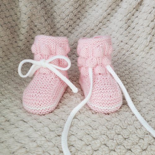 Chaussons boules rose et blanc en laine spéciale layette et tricotée à la main pour bébé - taille 0 à 3 mois