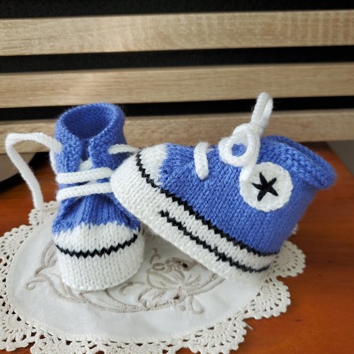 Chaussons baskets style "converse" bleuet, laine spéciale layette, tricot fait main, taille 0-3 mois