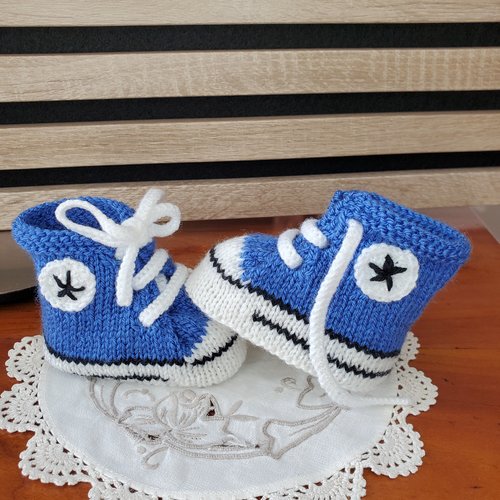 Chaussons baskets style "converse" bleu aviateur, laine spéciale layette, tricot fait main, taille 0-3 mois