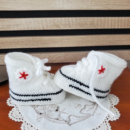 Chaussons baskets style "converse" blanche, laine spéciale layette, tricot fait main, taille 0-3 mois